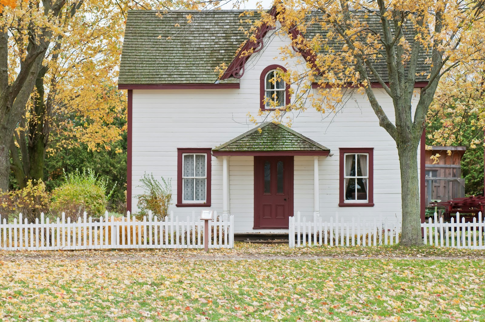 Illustration of a well-insulated home with arrows showing energy savings