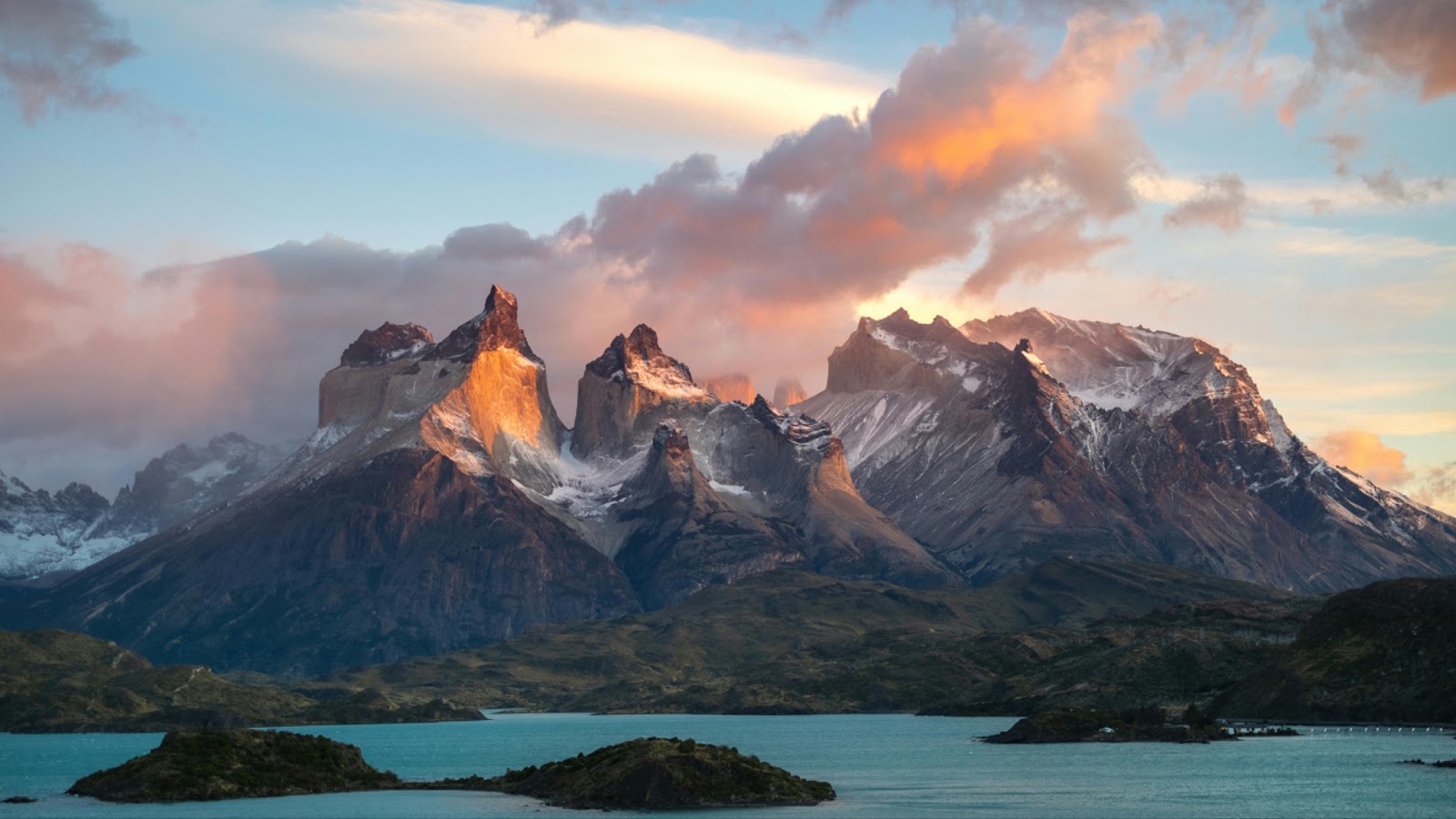 Mountain chain in Chile, perfect for hiking adventurers. 