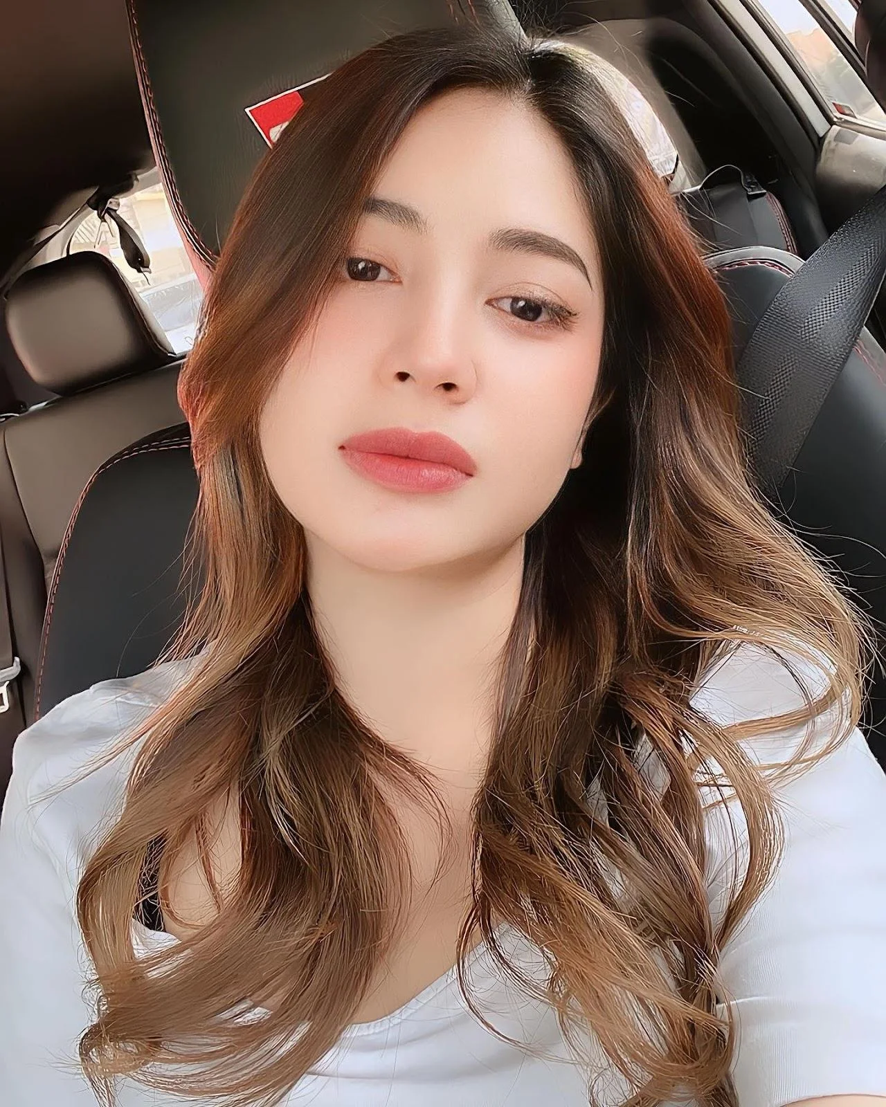 Cewek Indo dengan Senyum Penuh Pesona, senyum pesona, gadis indo, cewek manja