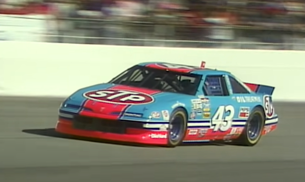 Richard Petty durante prova da NASCAR com seu carro número 43