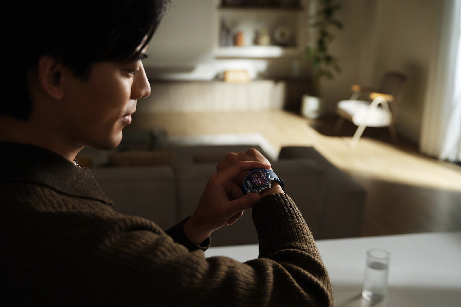 A person looking at his watch

AI-generated content may be incorrect.