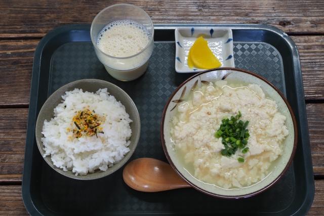 容器に入った食べ物

自動的に生成された説明