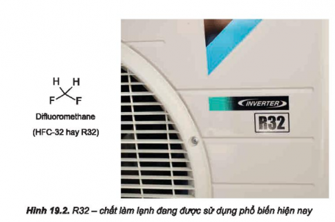 CHƯƠNG 5. DẪN XUẤT HALOGEN - ALCOHOL – PHENOLBÀI 19: DẪN XUẤT HALOGENMỞ ĐẦUNhiều dẫn xuất halogen được sử dụng làm thuốc chữa bệnh, thuốc bảo vệ thực vật, chất làm lạnh,... Vậy dẫn xuất halogen là gì?Đáp án chuẩn:Là thay thế nguyên tử hydrogen trong  phân tử hydrocarbon bằng nguyên tử halogen.1. KHÁI NIỆM, DANH PHÁPBài 1: Viết các đồng phân cấu tạo của dẫn xuất halogen có công thức phân tử C4H9Cl và gọi tên theo danh pháp thay thế.Đáp án chuẩn:CH3–CH2–CH2–CH2Cl: 1 – clobutanCH3–CH2–CHCl–CH3: 2 – clobutanBài 2: Gọi tên theo danh pháp thay thế các dẫn xuất halogen sau đây:a) CH3CH2Br;b)CH3CH(I)CH3;c) CH2=CHCI;d) Đáp án chuẩn:a) Bromoethane.b) 2-iodopropane.c) Chloroethene.d) Fluorobenzene.Bài 3: Viết công thức cấu tạo các dẫn xuất halogen có tên gọi sau đây:a) iodoethane;b) trichloromethane;c) 2-bromopentane;d) 2-chloro-3-methylbutane.Đáp án chuẩn:a) CH3CH2Ib) c) CH3-CH(Br)-CH2-CH2-CH3d) 2. ĐẶC ĐIỂM CẤU TẠOBài 1: Cho biết năng lượng liên kết giảm dần theo thứ tự từ fluorine đến iodine:Liên kết C−XC-FC-ClC-BrC-INăng lượng liên kết(kJ/mol)486327285214Từ giá trị năng lượng liên kết C−X ở trên, hãy so sánh khả năng phân cắt liên kết C−X của các dẫn xuất halogen.Đáp án chuẩn:C-F < C-Cl < C-Br < C-I.3. TÍNH CHẤT VẬT LÍ4. TÍNH CHẤT HÓA HỌCBài 1:  Phản ứng thủy phân bromoethaneTrả lời câu hỏi và thực hiện yêu cầu sau:1. Tại sao ban đầu hỗn hợp lại tách thành hai lớp, bromoethane nằm ở lớp nào?2. Kết tủa xuất hiện ở ống nghiệm (2) sau khi thêm dung dịch AgNO3 vào là chất gì? Tại sao cần phải trung hoà dung dịch base dư trước khi cho dung dịch AgNO3 1% vào ống nghiệm (2)?3. Dự đoán sản phẩm và viết phương trình hoá học của các phản ứng xảy ra trong quá trình thí nghiệm.Đáp án chuẩn:1. Vì bromoethane không phản ứng với nước ở điều kiện thường, bromoethane nằm ở lớp dưới.2. AgBr. Để tránh phản ứng giữa sản phẩm AgBr và NaOH.3. Sản phẩm: AgBr, CH3CH2NO3CH3CH2Br + AgNO3 → CH3CH2NO3 + AgBrBài 2: Benzyl alcohol là một hợp chất có tác dụng kháng khuẩn, chống vi sinh vật kí sinh trên da (chấy, rận,...) nên được sử dụng rộng rãi trong mĩ phẩm, dược phẩm. Benzyl alcohol thu được khi thuỷ phân benzyl chloride trong môi trường kiềm. Hãy xác định công thức của benzyl alcohol.Đáp án chuẩn:Bài 3: Viết pương trình hóa học xảy ra khi đun nóng 2-chloropropane (CH3CHClCH3) với sodium hydroxide trong ethanol.Đáp án chuẩn:CH3CHClCH3  CH3CH=CH2 + HClBài 4: Thực hiện phản ứng tách hydrogen bromide của hợp chất 2-bromo-2-methylbutane thu được những alkane nào? Xác định sản phẩm chính của phản ứng.Đáp án chuẩn:5. ỨNG DỤNG