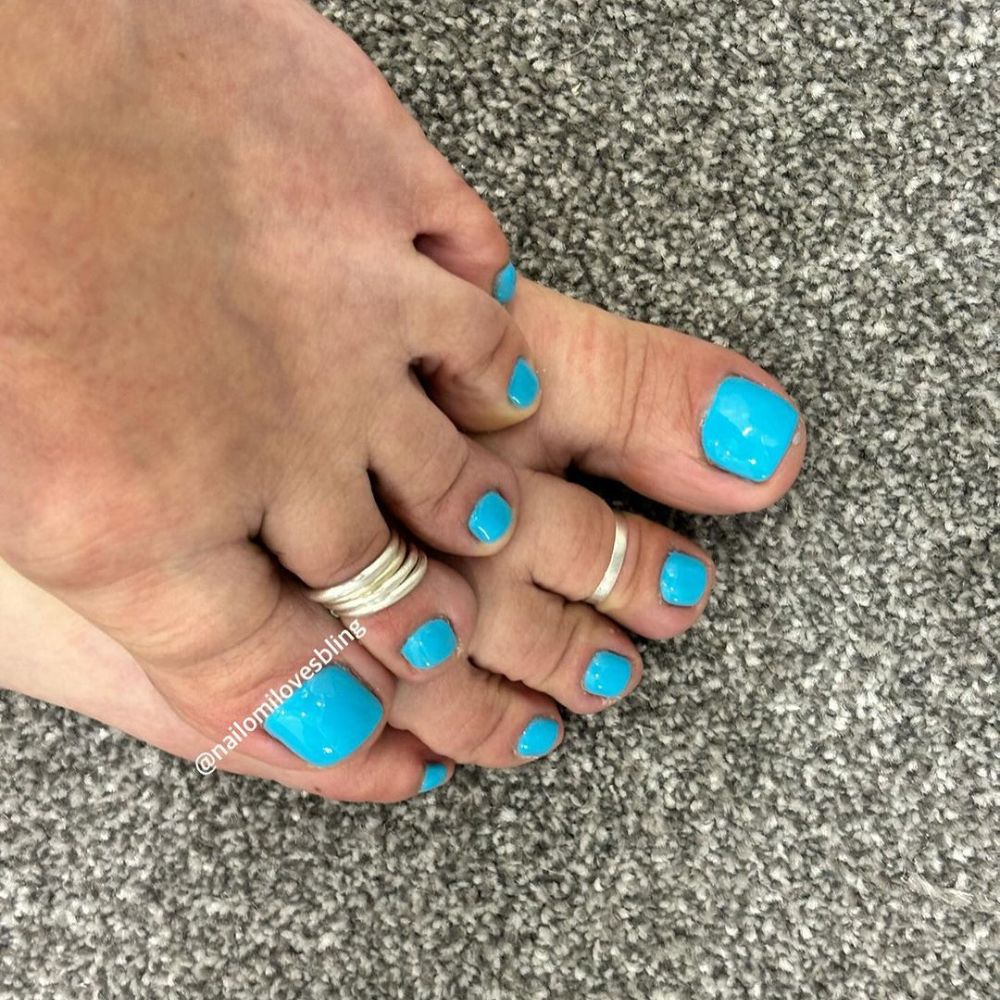 Close up of foot with radiant toe nail having Turquoise Toe Nails