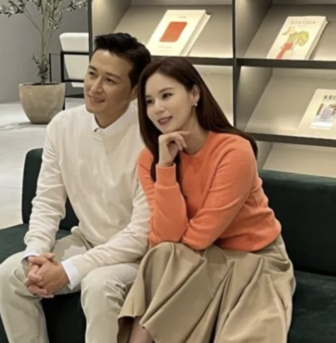 A picture of Park Si Eun and her husband