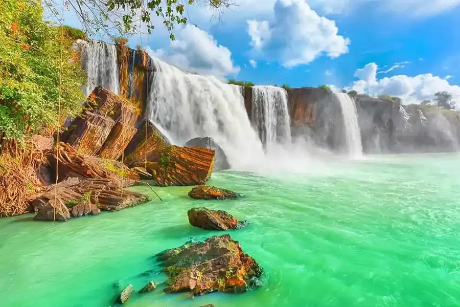 Dak Nong is blessed by nature with many poetic waterfalls. Source: Crystal Bay 