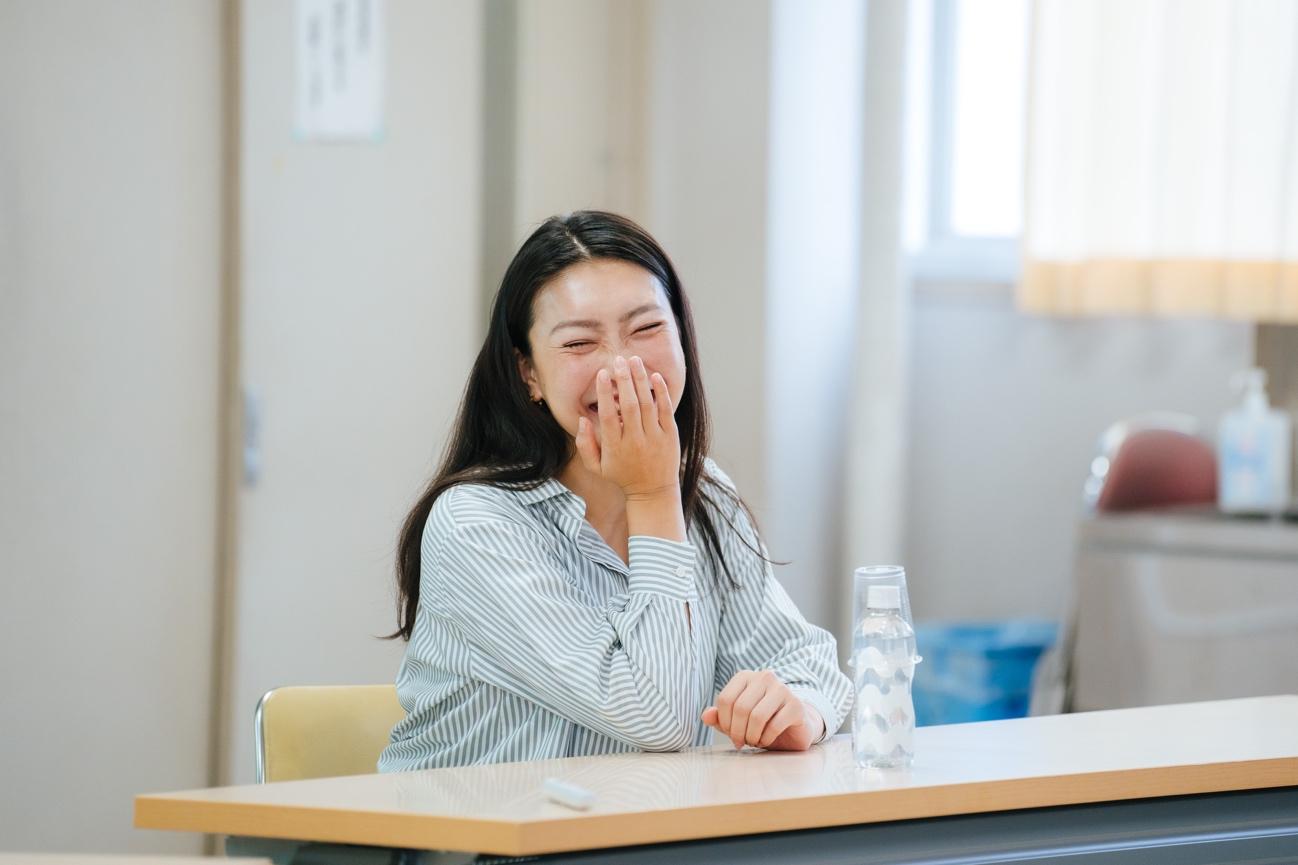 白いテーブルの上に座っている女性

AI によって生成されたコンテンツは間違っている可能性があります。