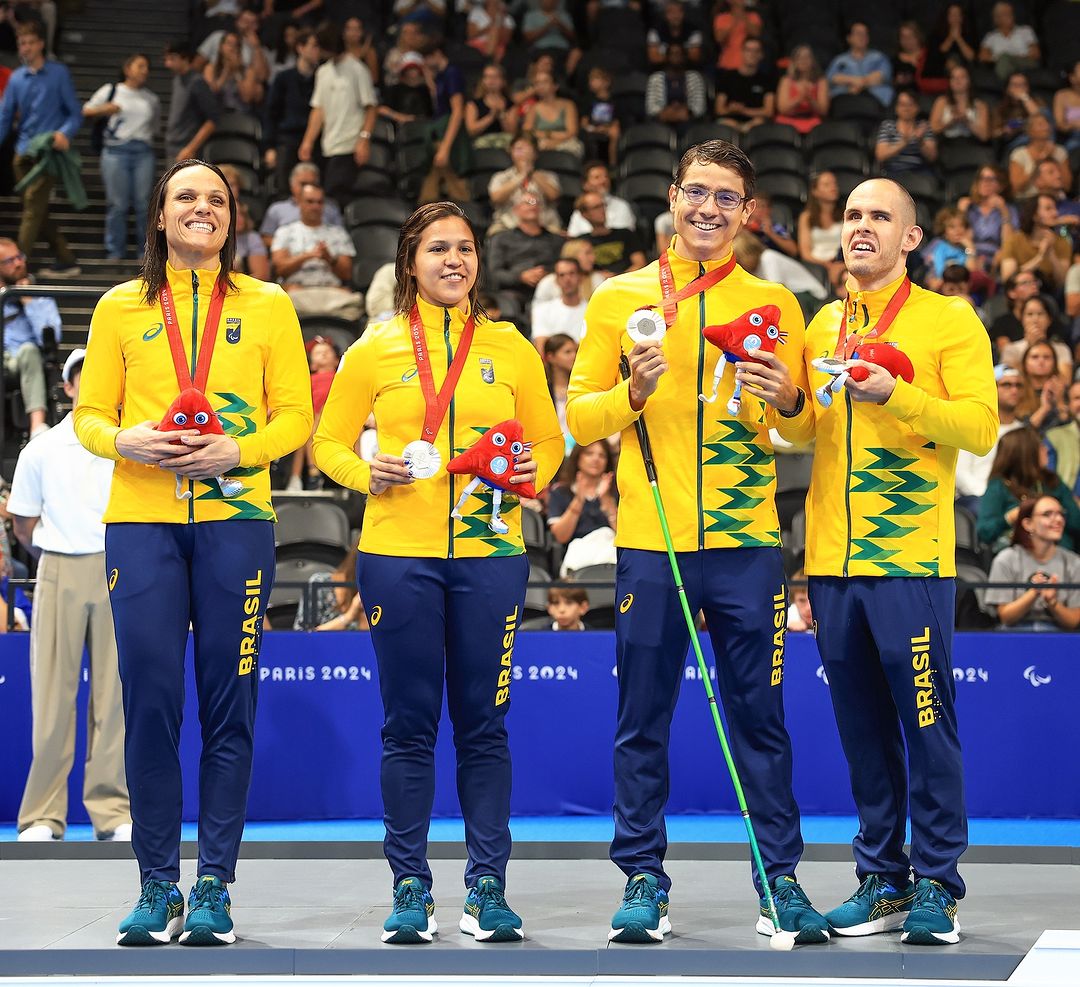 Equipe paralímpica brasileira de revezamento 4x100 livre no pódio