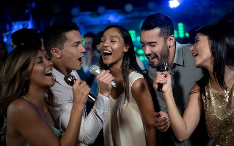 Hát karaoke là gì