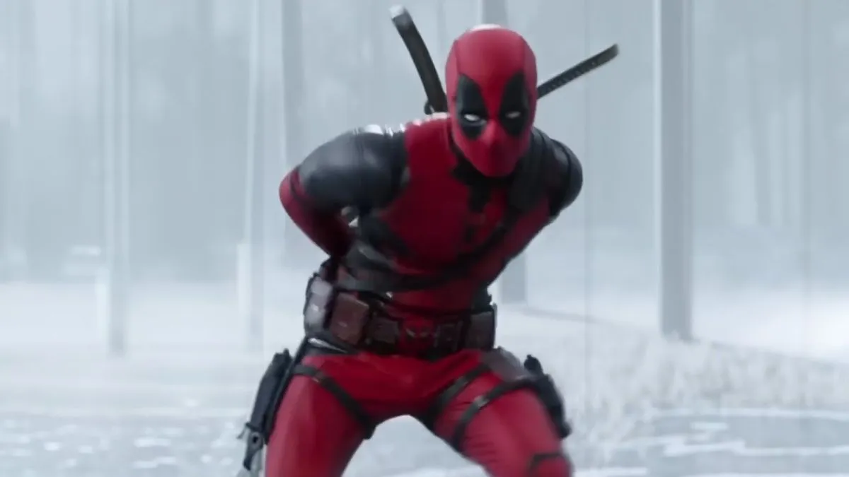 Deadpool bailando con su traje característico en la escena de apertura de la película de Deadpool y Wolverine.