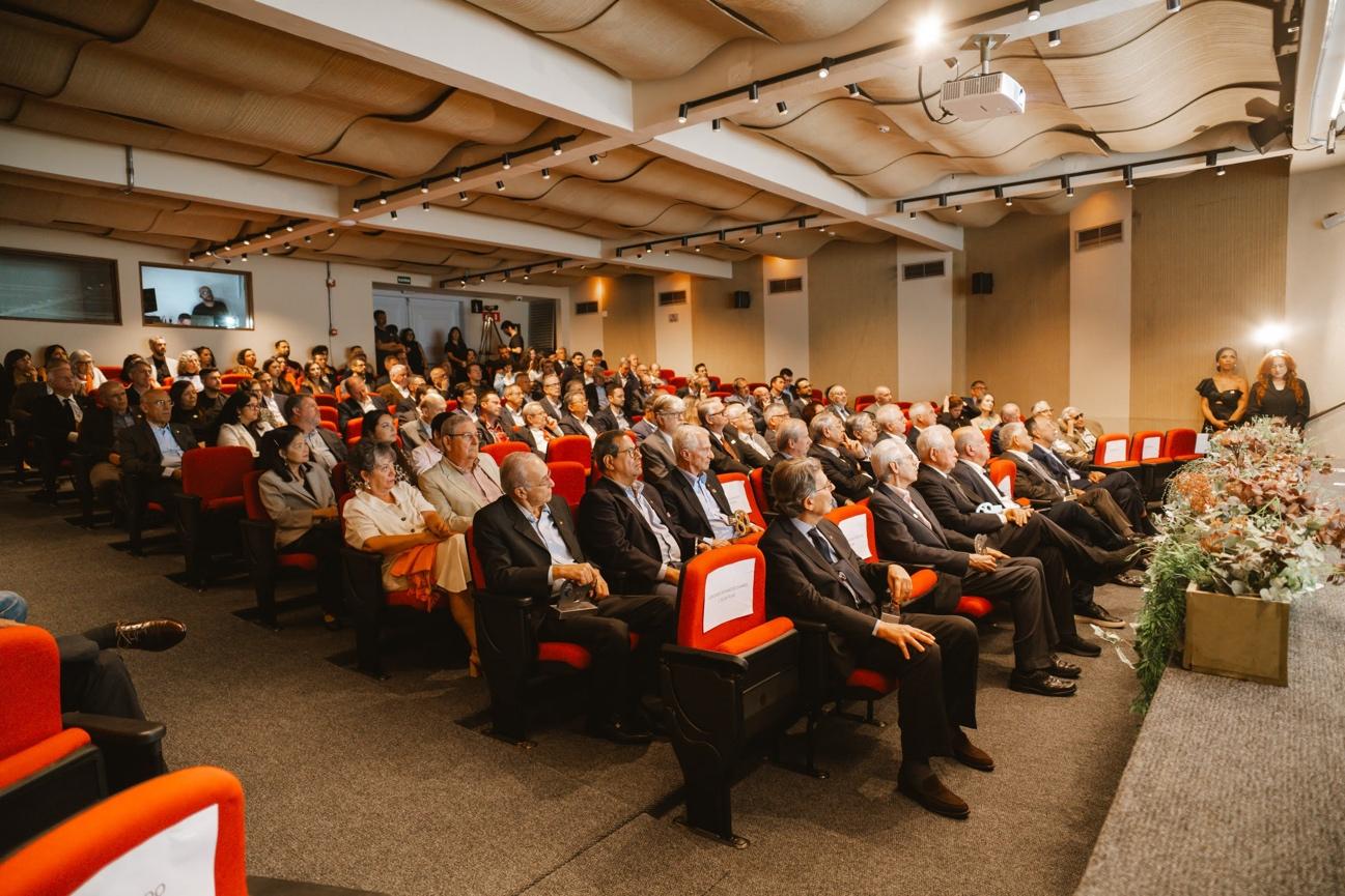 Grupo de pessoas sentadas em cadeiras

Descrição gerada automaticamente com confiança média