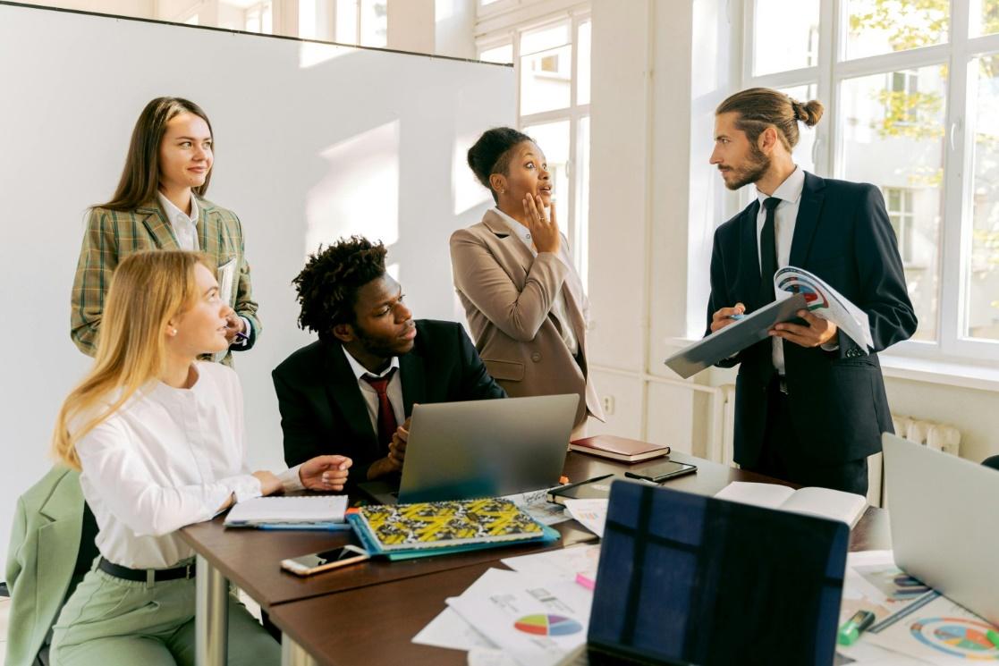 A group of people in a meeting

Description automatically generated