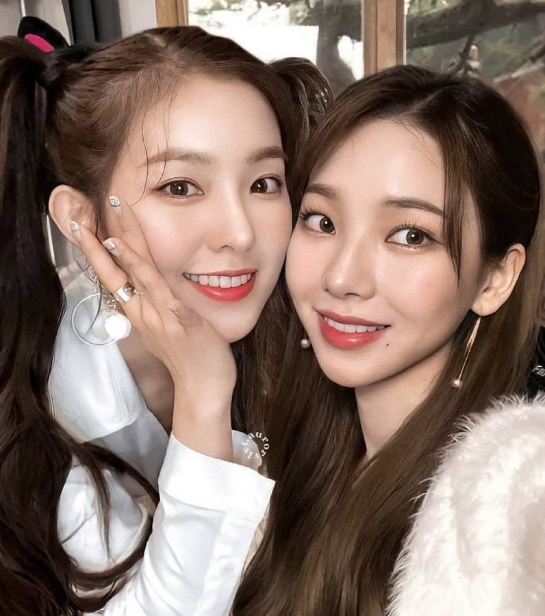 This contains an image of Red Velvet's Irene and Aespa's Karina