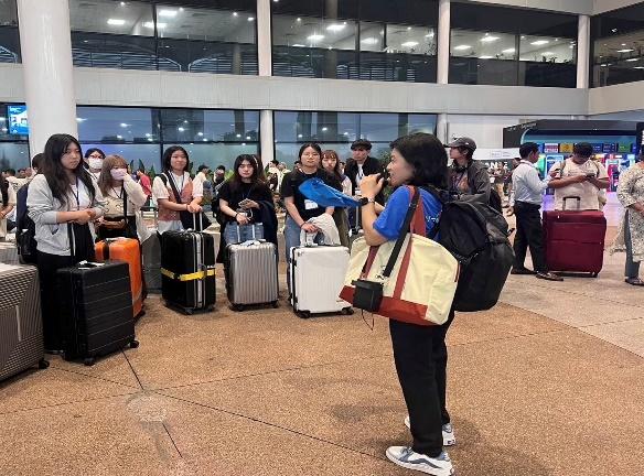 空港にいる人たち

自動的に生成された説明