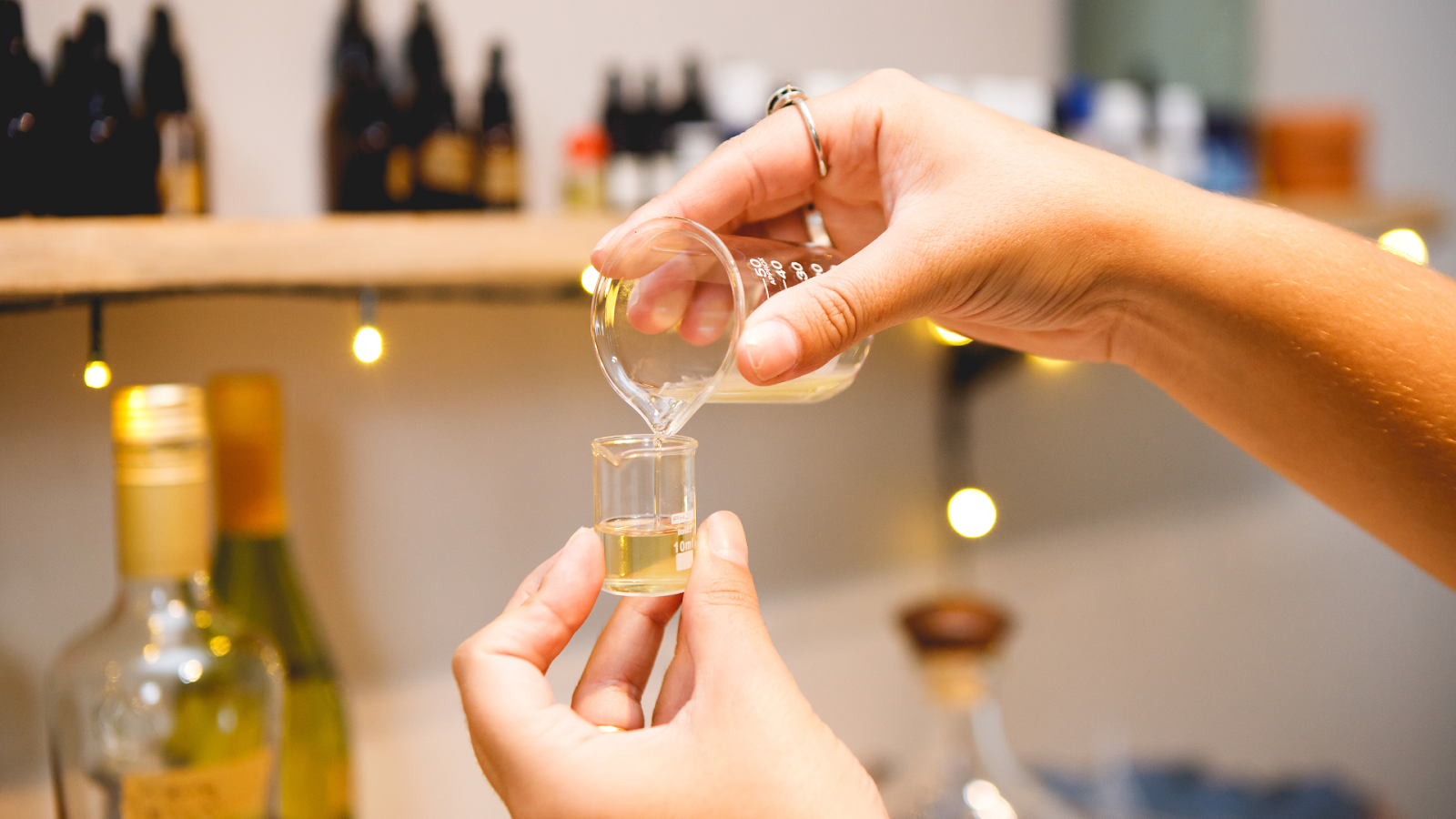 Ilustrasi pencampuran dua bahan parfum/Sumber: Canva
