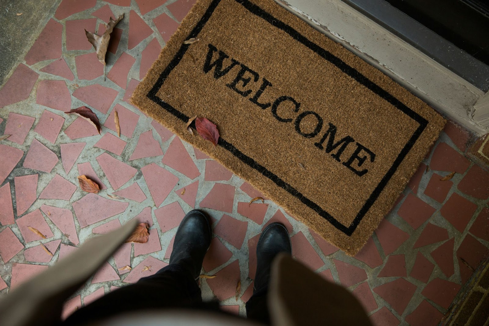 Farmhouse-Inspired Rustic Fall Porch mat to Make Your Entryway Warm and Inviting