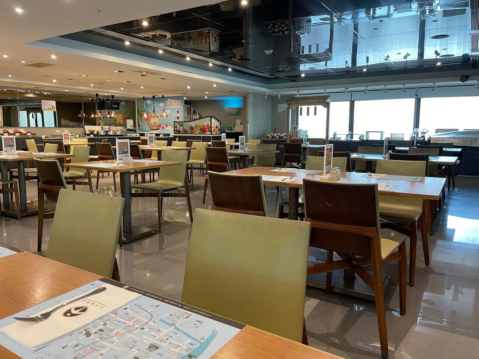 台中港酒店自助餐廳，提供一泊二食專案