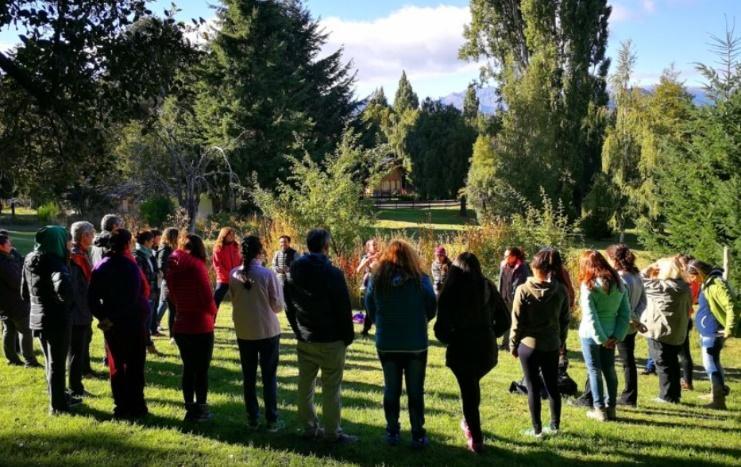 Un grupo de personas en un parque

Descripción generada automáticamente