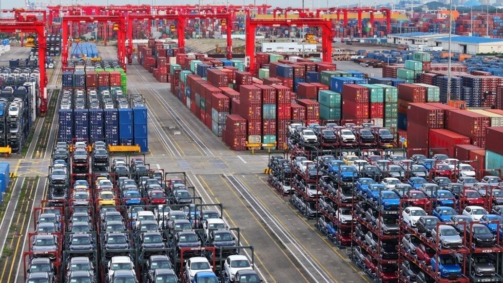 Des voitures prtes  tre charges sur un navire pour l'exportation, au port de Taicang, dans la province orientale du Jiangsu, en Chine, le 16 juillet 2024.