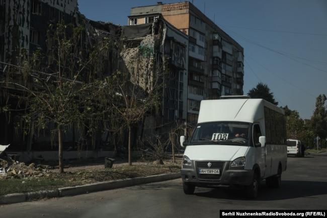 Декілька годин на день їздять маршрутні таксі. У місті зруйновані три основних мости. Покровськ, вересень 2024 року