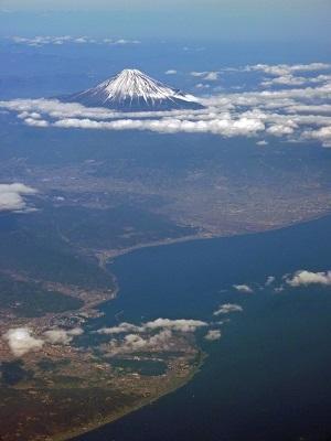 山と湖の風景自動的に生成された説明