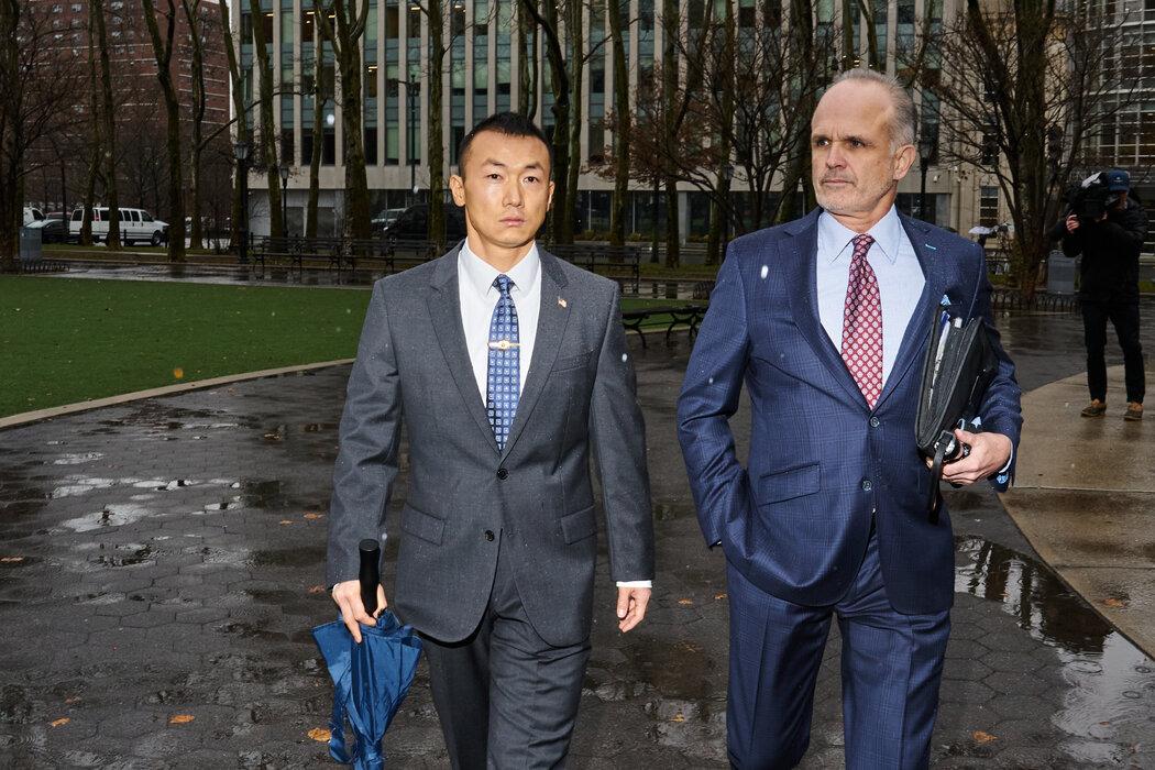 联邦检察官曾称白玛达杰·昂旺(左)是一名中国特工,利用在纽约警察局的工作机会报告藏人的情况。然而他们后来没有做什么解释就放弃了该案。