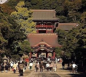 建物の前を歩く人々低い精度で自動的に生成された説明