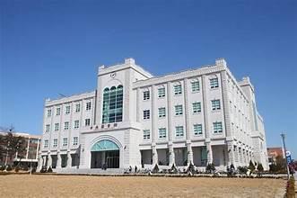A white building with many windows

AI-generated content may be incorrect.