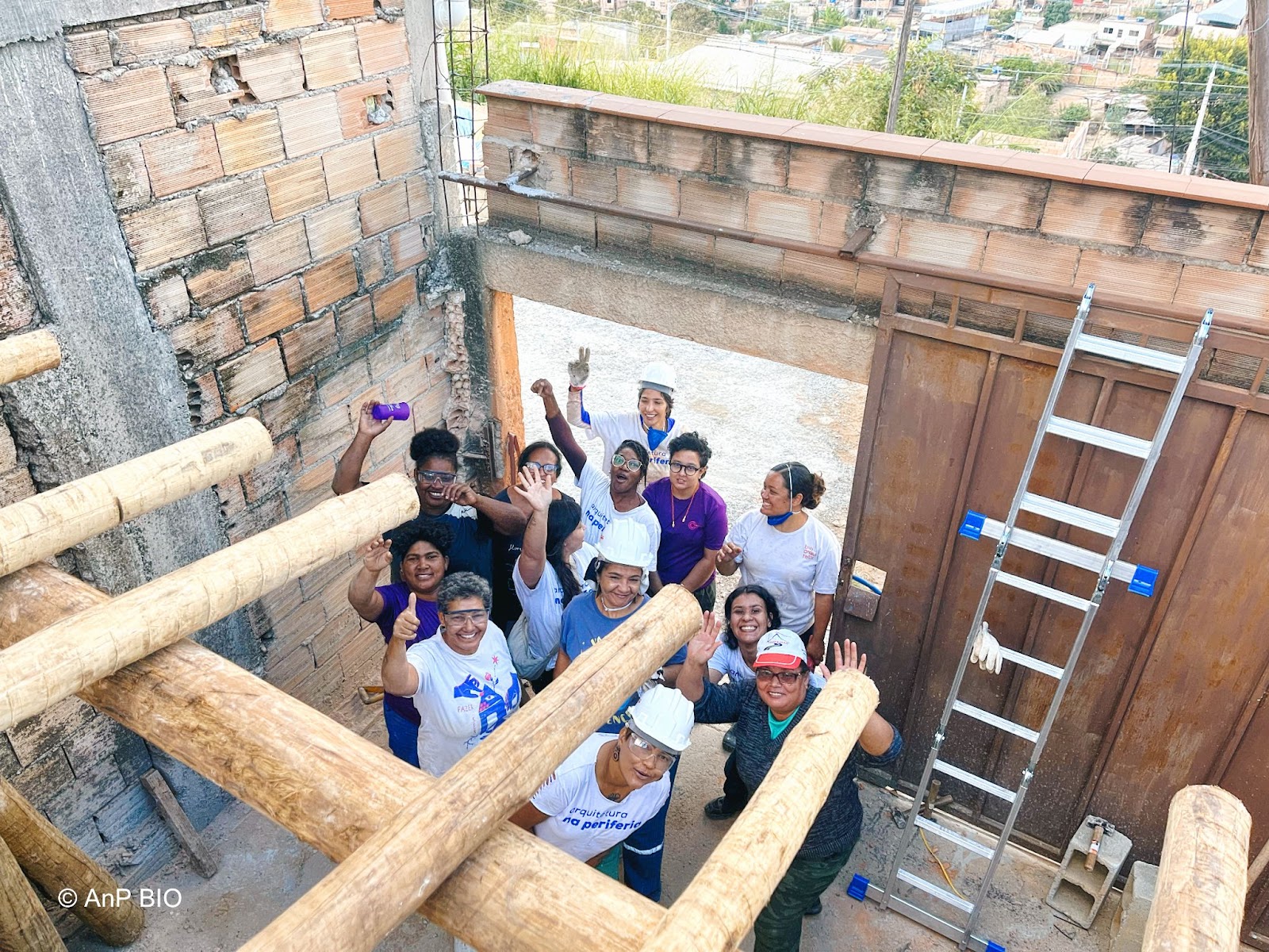 Mulheres dando tchau, construção civil, telhado verde