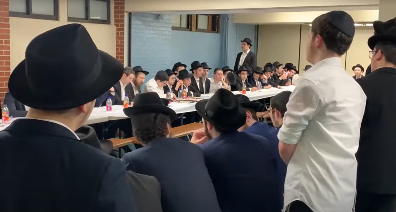Rabbi Goldberg Leads Mesivta's Nigunim Club