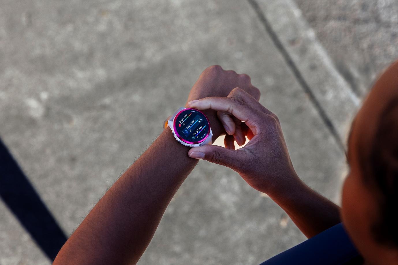 A person checking the time on their wrist

AI-generated content may be incorrect.
