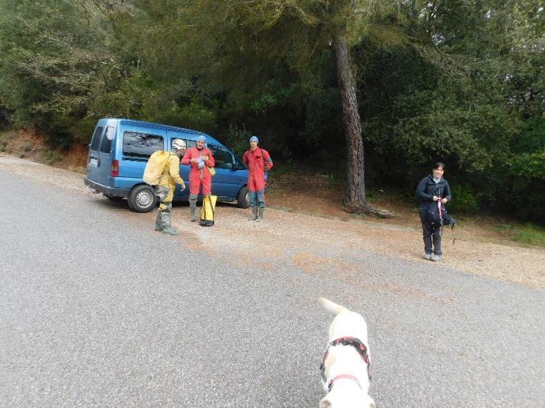 Un grupo de personas en un camino de tierra
El contenido generado por IA puede ser incorrecto.