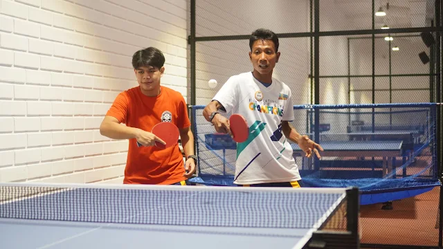 Pelatih ping pong Rockstar Academy sedang mengajarkan salah satu muridnya memukul backhand