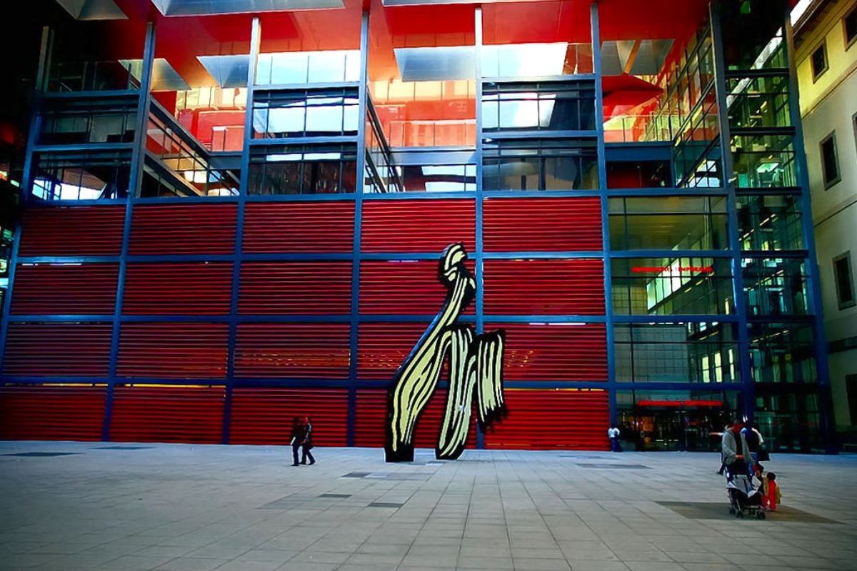 People are viewing amazing art piece and background in red colour