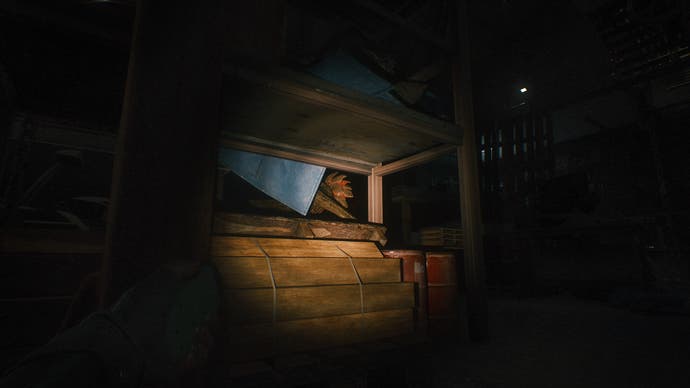 Tangkapan layar resmi A Quiet Place: The Road Ahead yang menunjukkan Anda menyinari karakter dengan obor di malam hari