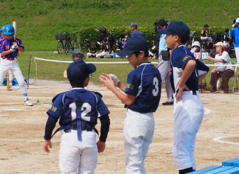 野球選手がバットを構えている人たち

AI によって生成されたコンテンツは間違っている可能性があります。