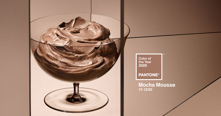 A imagem mostra a paleta e o código Pantone da Cor do Ano 2025 e uma taça de mousse ao lado.