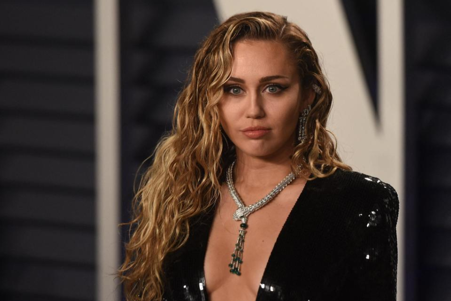 Miley Cyrus Biography, Early life, Education, Age, Height, Family, Relationship, Personal life, Net Worth, Career And More