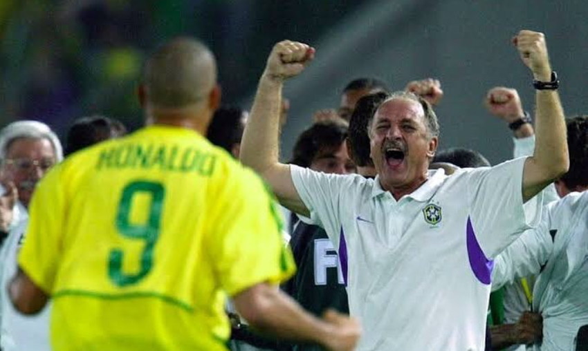 Felipão e Ronaldo "Fenômeno" Nazário comemorando em jogo da seleção brasileira