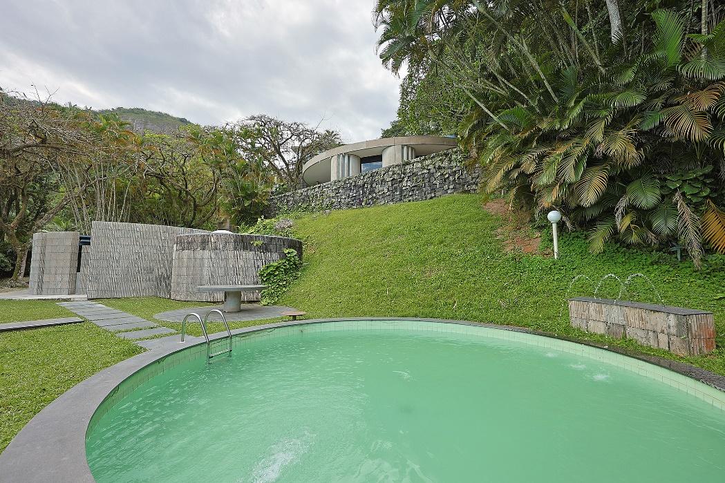 Casa exclusiva com vista para o mar e integração à natureza na Pedra da Gávea, área gourmet com piscina e churrasqueira