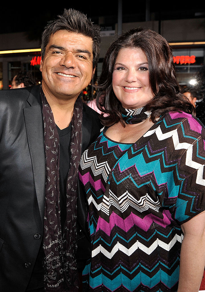 LOS ANGELES, CA - 26 AOUT : L'acteur/comédien George Lopez (G) et sa femme Ann Serrano arrivent à la première de Twentieth Century Fox's "All About Steve" tenue au Mann's Chinese Theater le 26 août 2009 à Los Angeles, Californie.