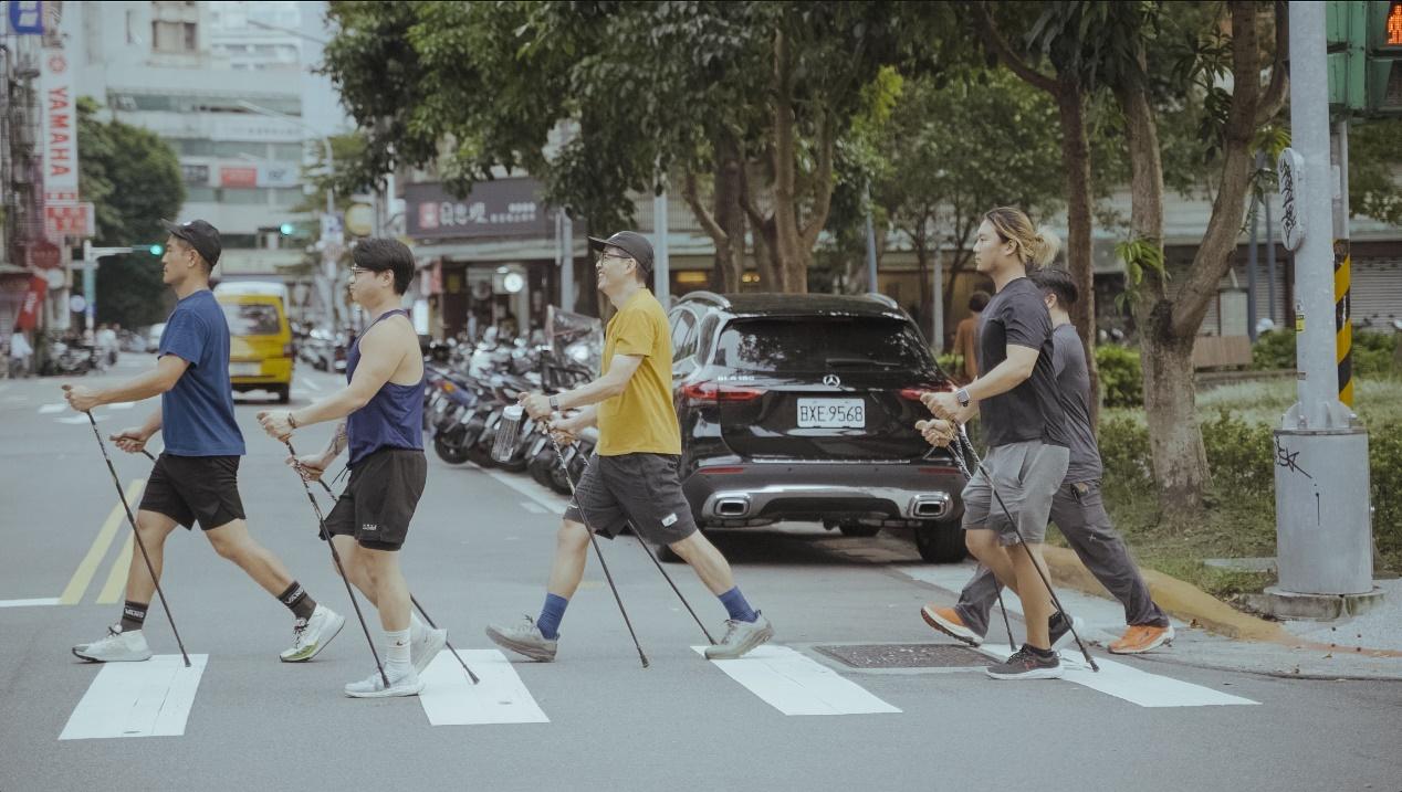 一張含有 戶外, 足部穿著, 道路, 車 的圖片自動產生的描述
