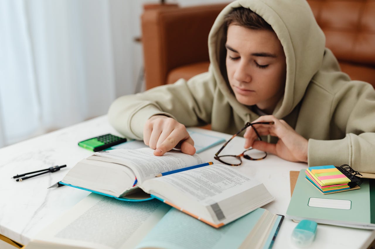 estudiante de la UDG preparándose para su examen