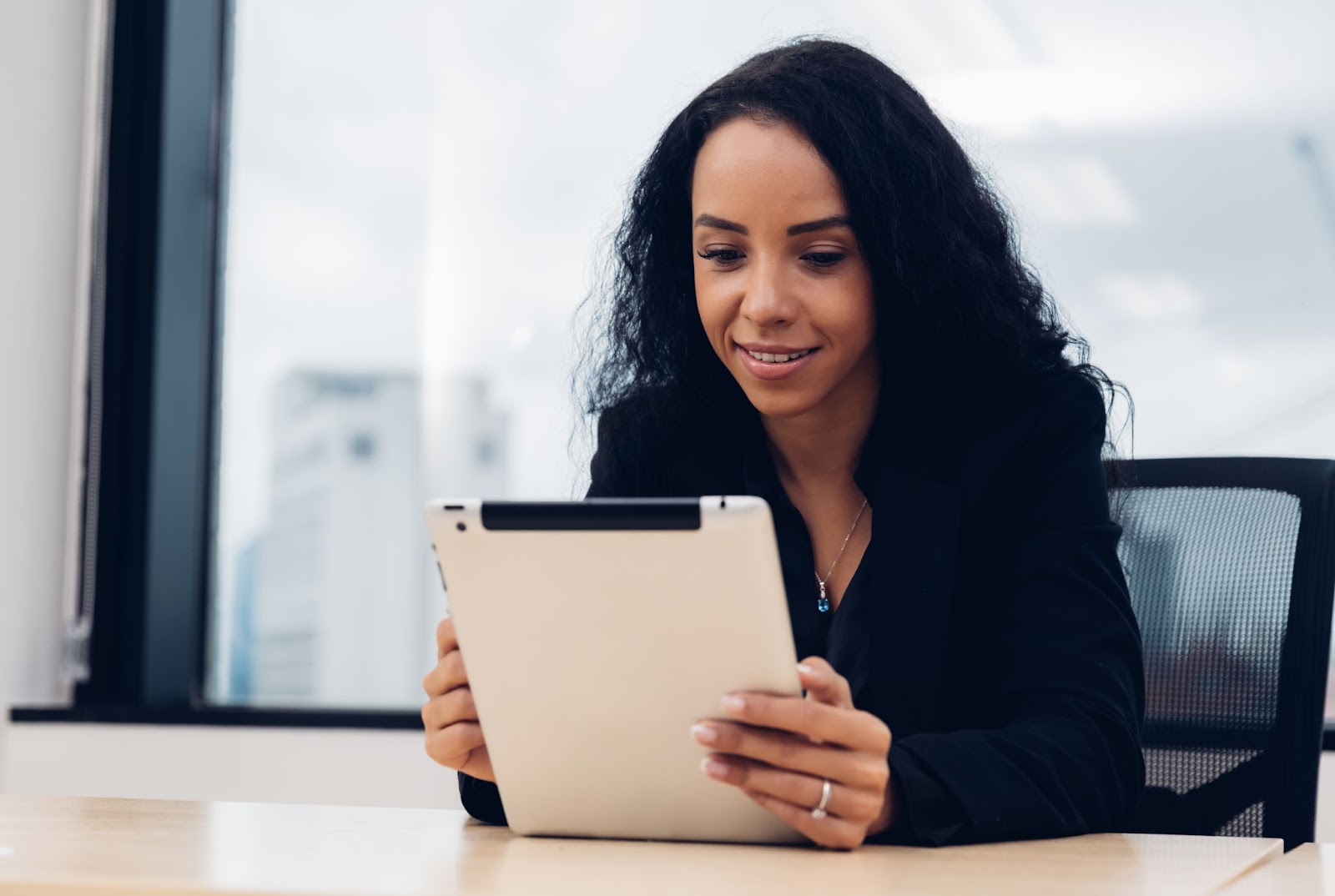 Empresários usando smartphone ou computador para Chat GPT Chat com IA ou Inteligência Artificial.