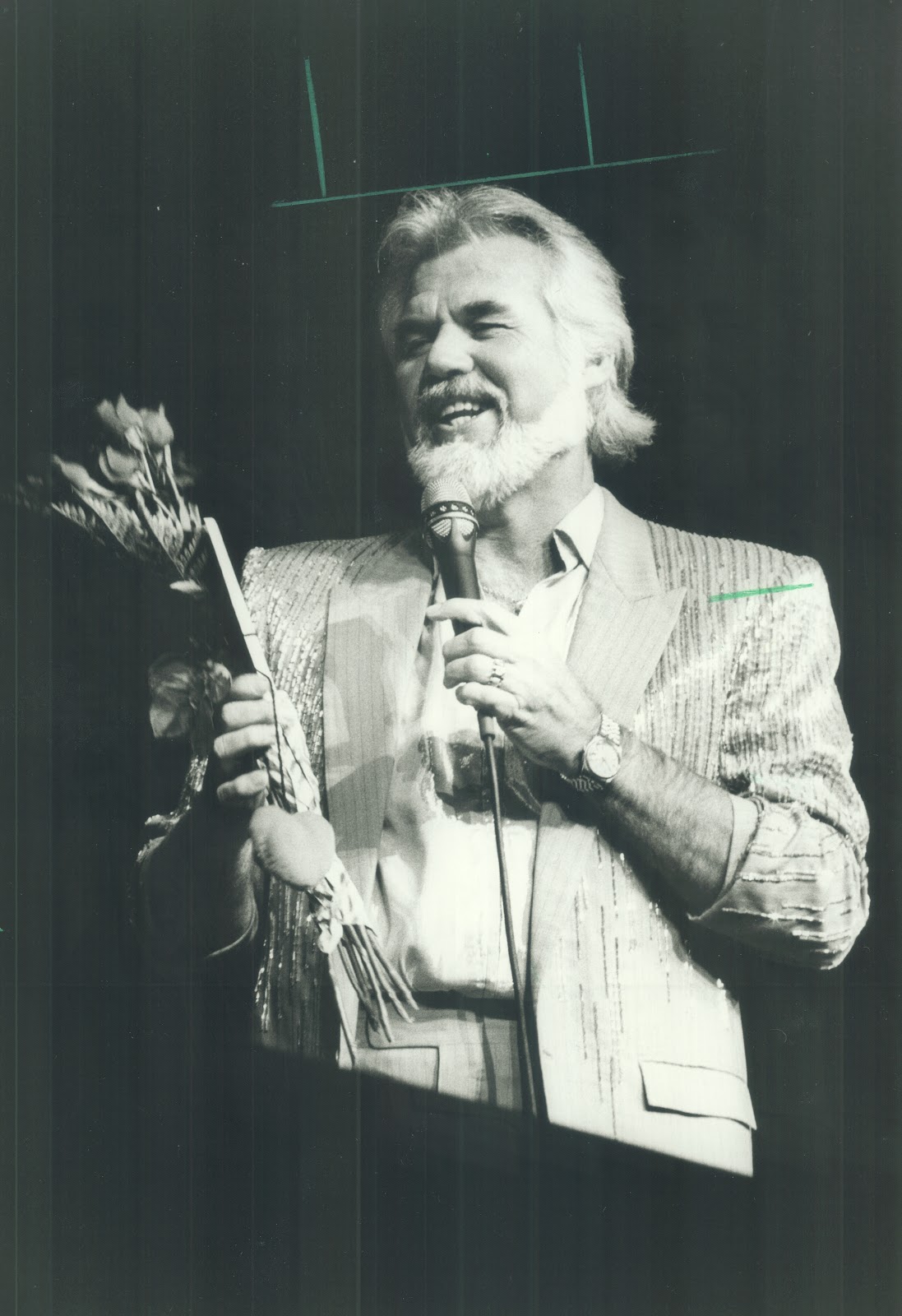 The musician at the Canadian National Exhibition Grandstand singing the songs he loves on August 22, 1985 | Source: Getty Images