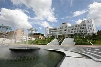A fountain in front of a building

AI-generated content may be incorrect.