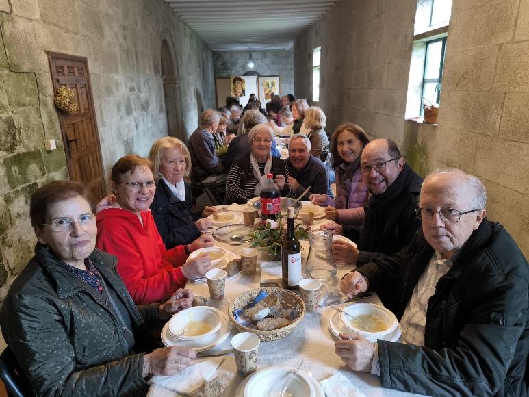 Un grupo de personas sentadas alrededor de una mesa de restaurante

Descripción generada automáticamente