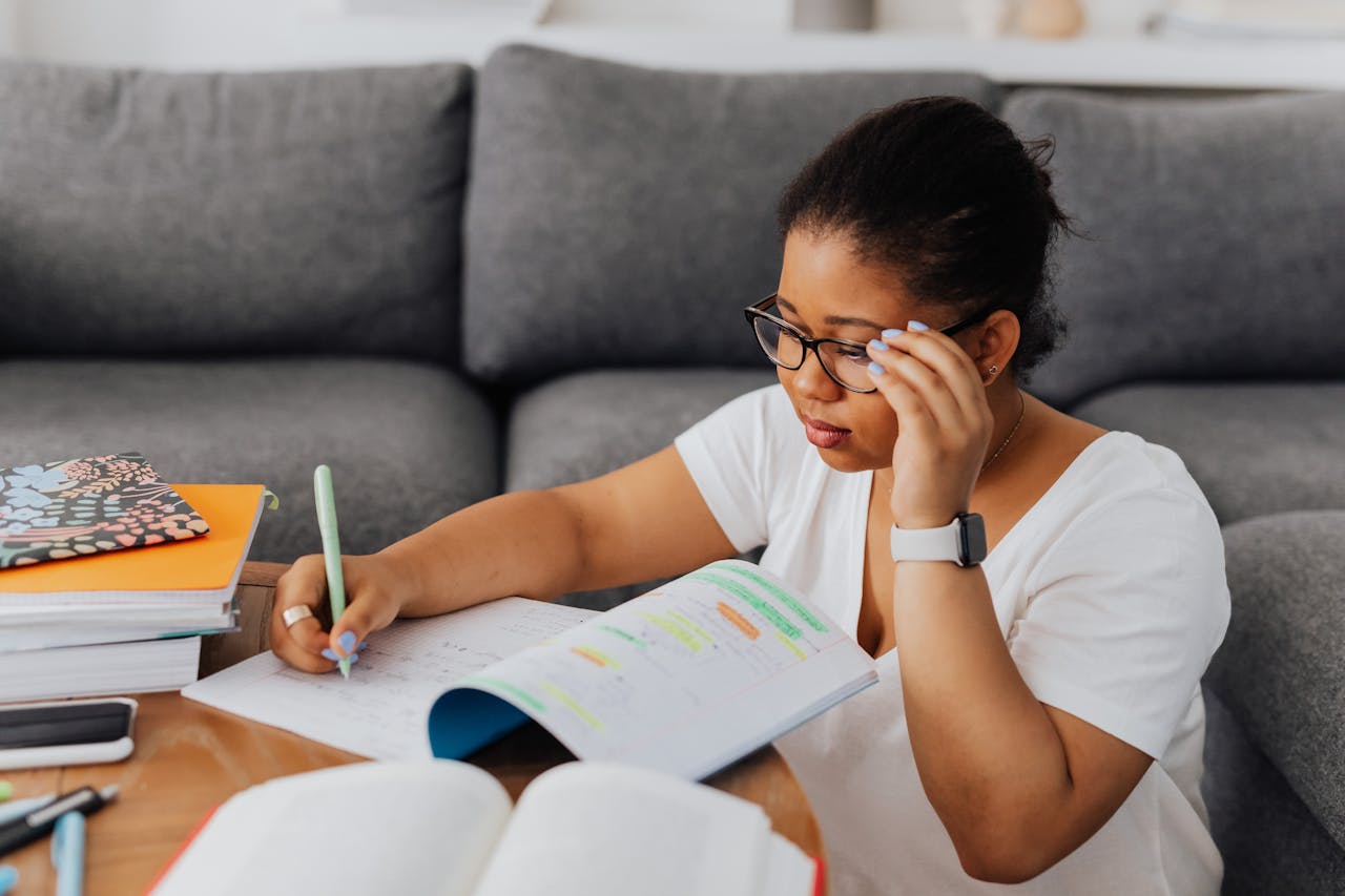 mujer estudiando para el examen del SUAyED UNAM