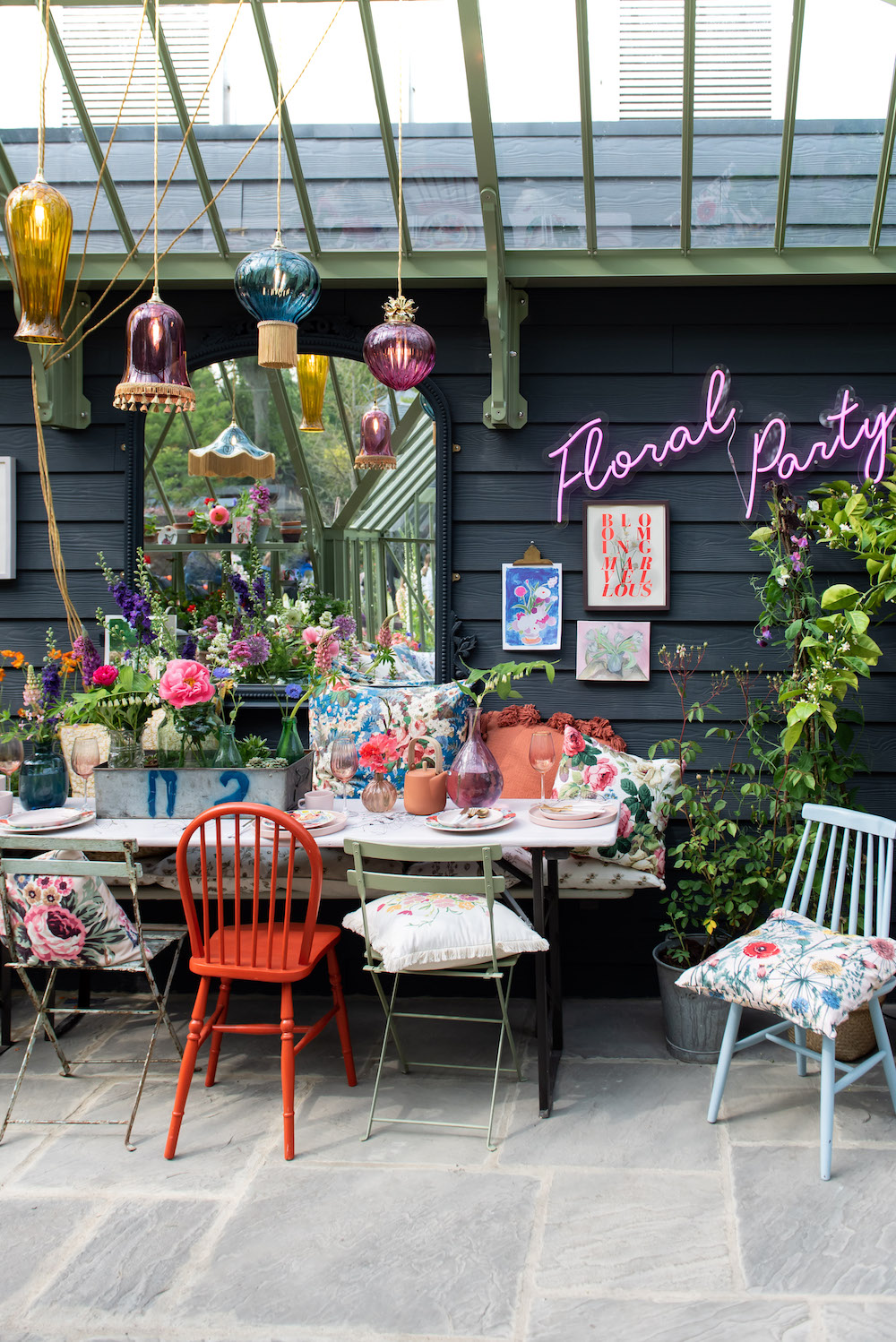 black walled garden room - pretty