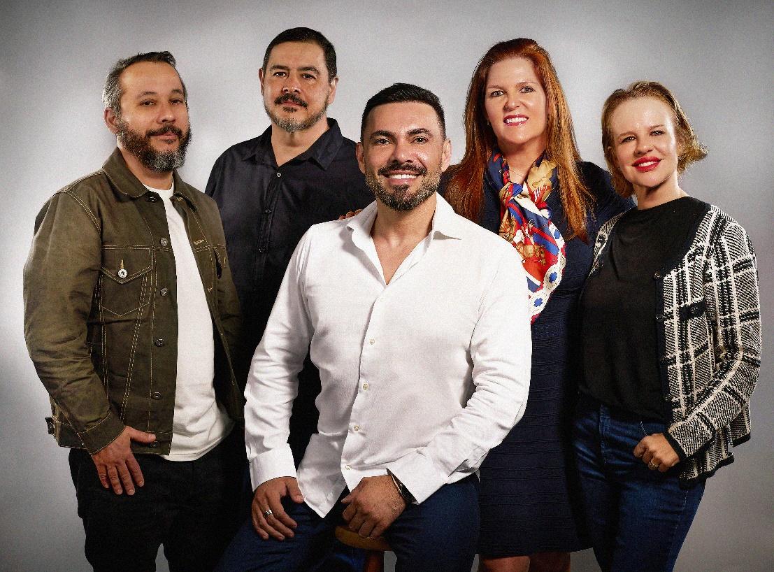 Grupo de pessoas posando para foto

Descrição gerada automaticamente